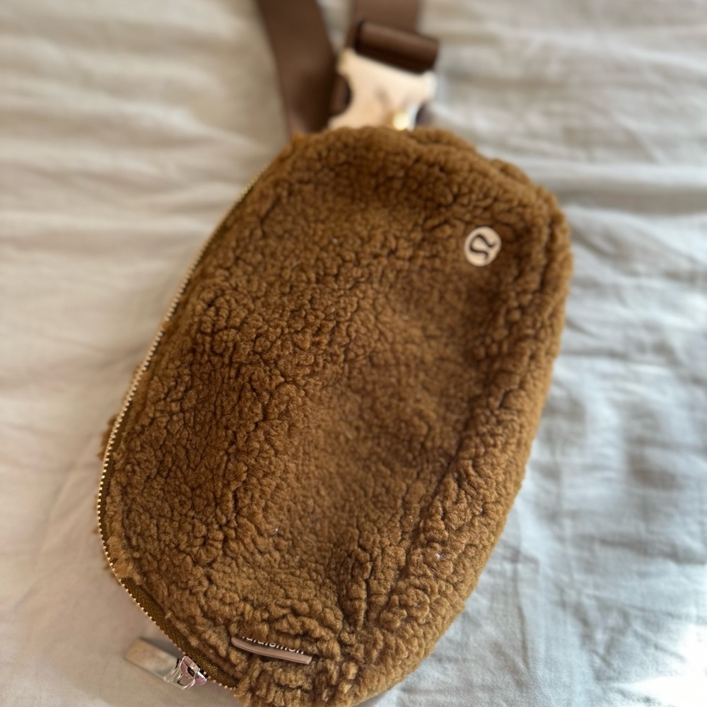 Lululemon Everywhere Crossbody Bag